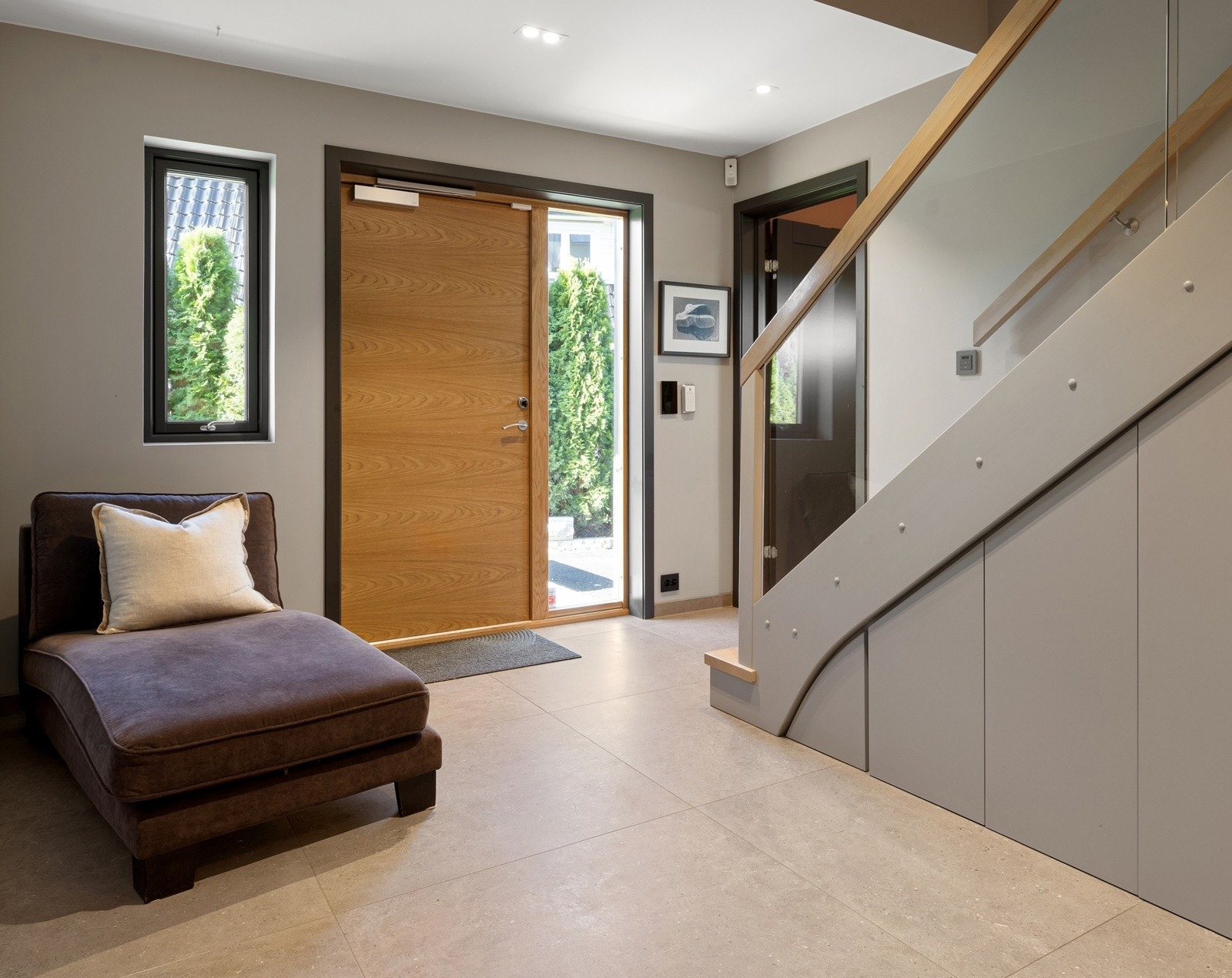 1. etasje: Romslig entrè med flott dør i eik laget av Jømna Brug. Elektrisk opplåsing via kodepanel (m/kamera) ute eller panel inne. Galleribilde