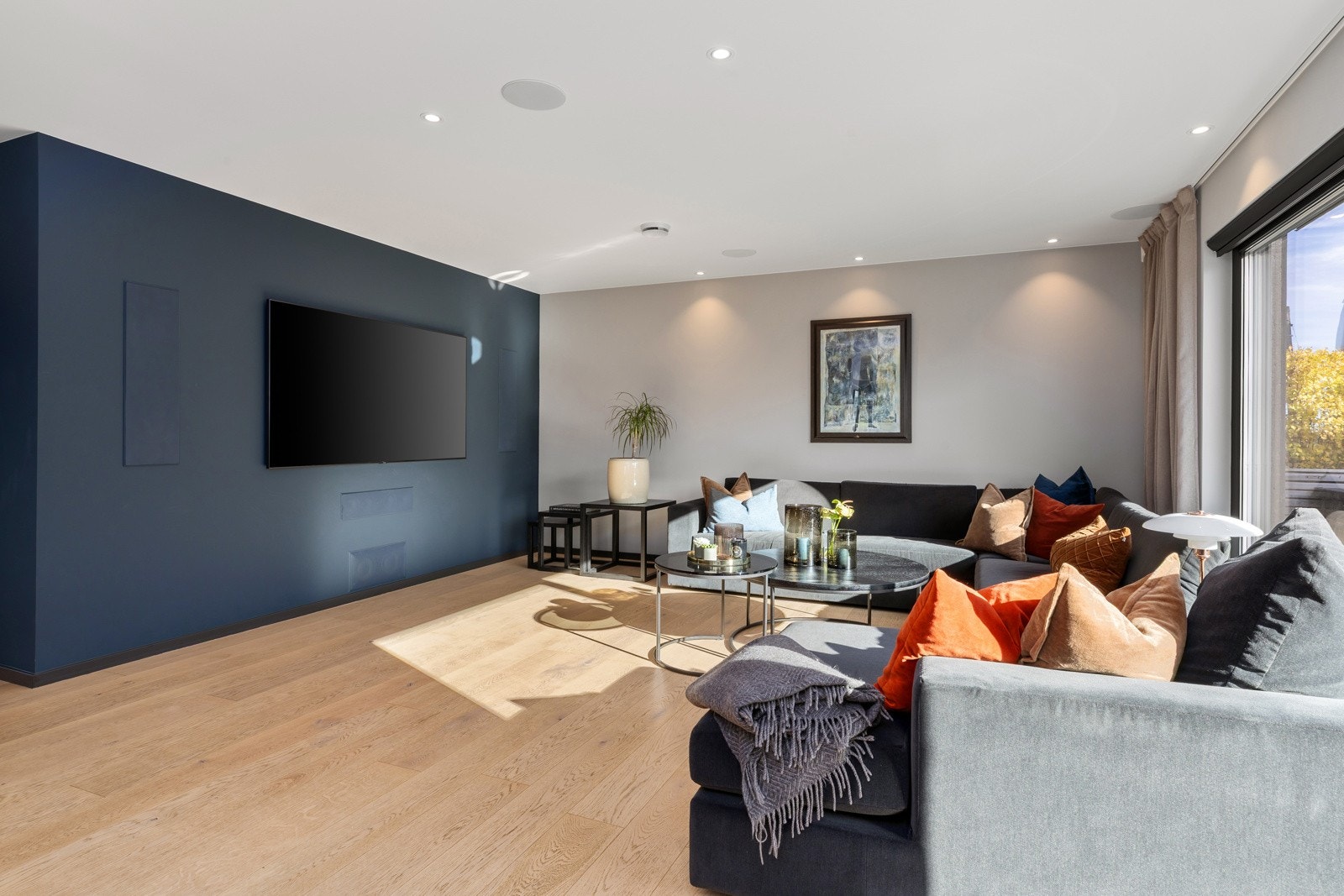 2. etasje: I stuen er det plass til stor sofagruppa Galleribilde