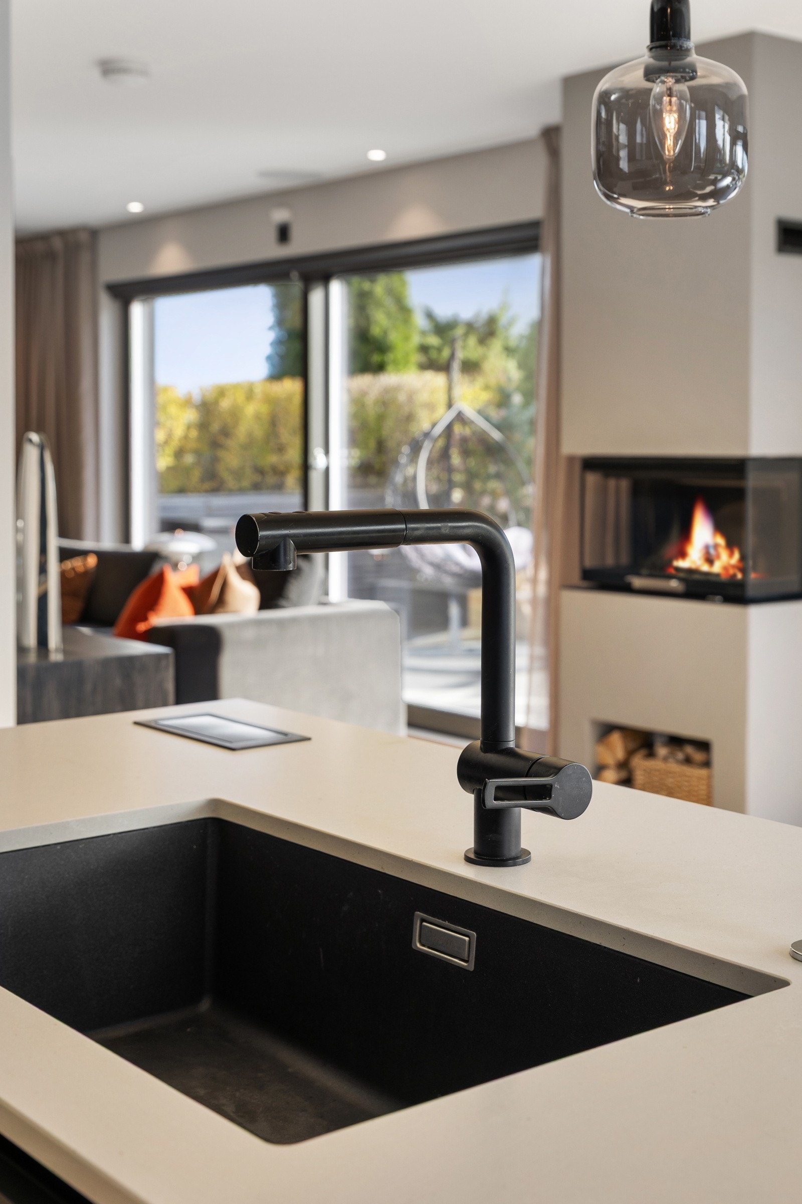 2. etasje: Kjøkkenøy med 70 cm bred underlimt vask, slik at f.eks stekeplater fra komfyr kan vaskes enklere. USB/stikkontakt integrert samt blandebatteri med uttrekk. Galleribilde