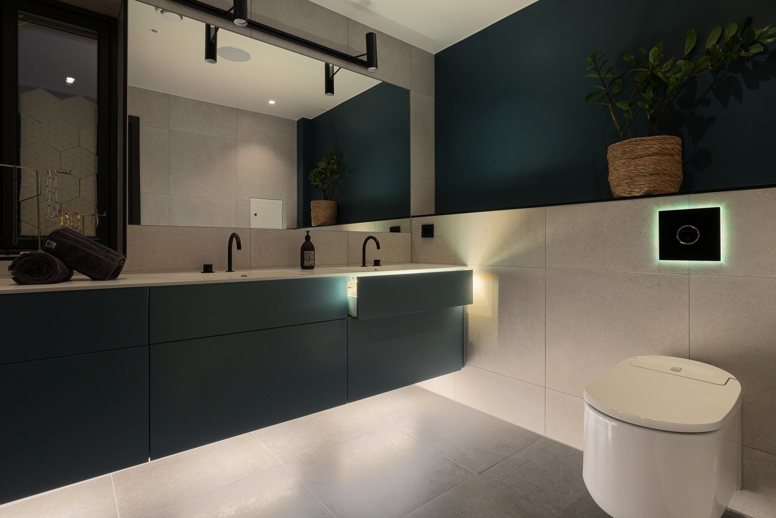 2. etasje: Baderomsinnredning fra Dansani med lys i skuffer under dobbeltvaskene. Push og Soft-close funksjon alle skuffene. Innredningen har underbelysning og stikkontakter. Galleribilde