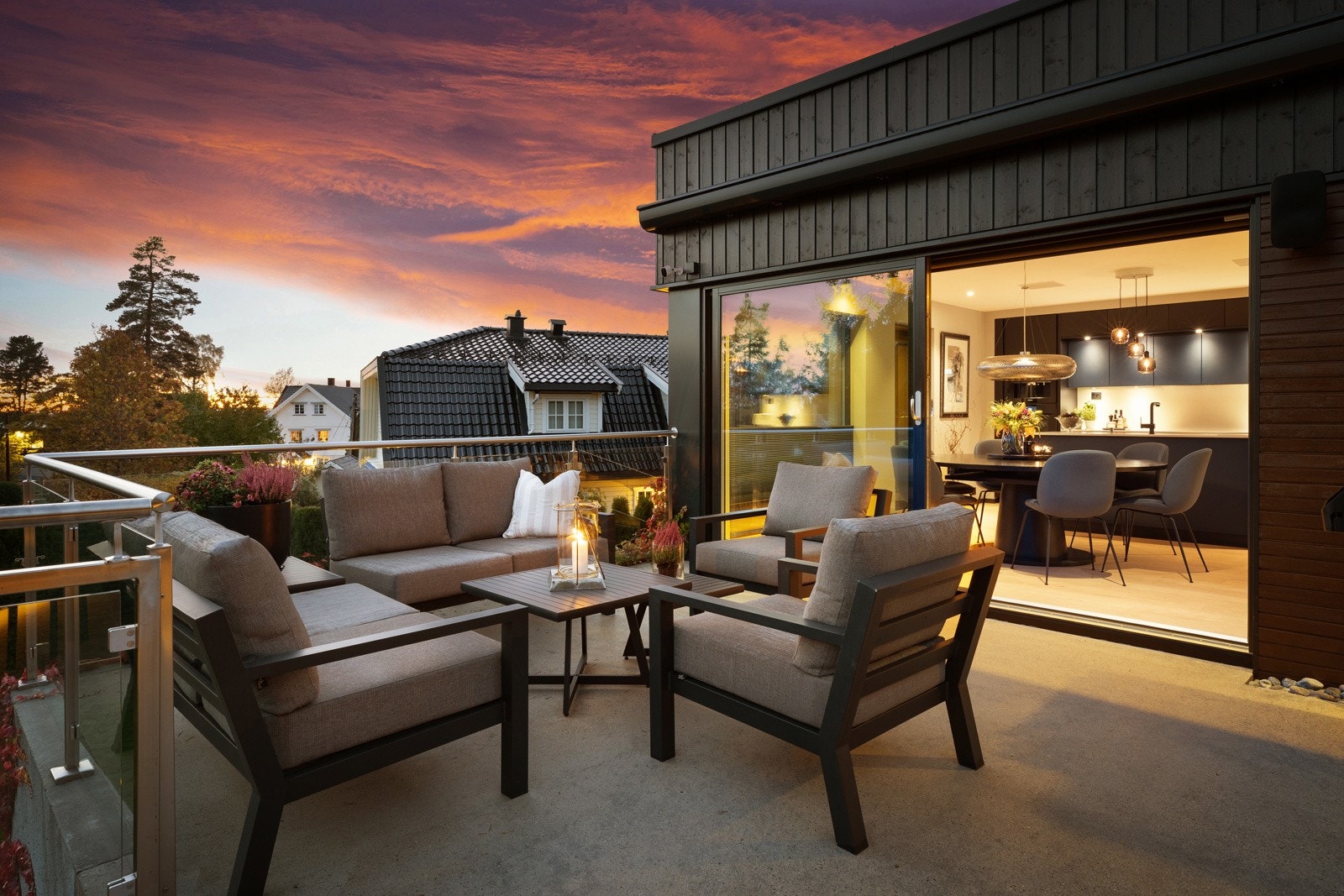 2. etasje: I tillegg er det plass til en stor sittegruppe. Store elektriske markiser dekker nesten hele uteplassen ved sterk sol, eller en liten regnskyll. Disse trekkes automatisk inn ved for sterk vind. Galleribilde