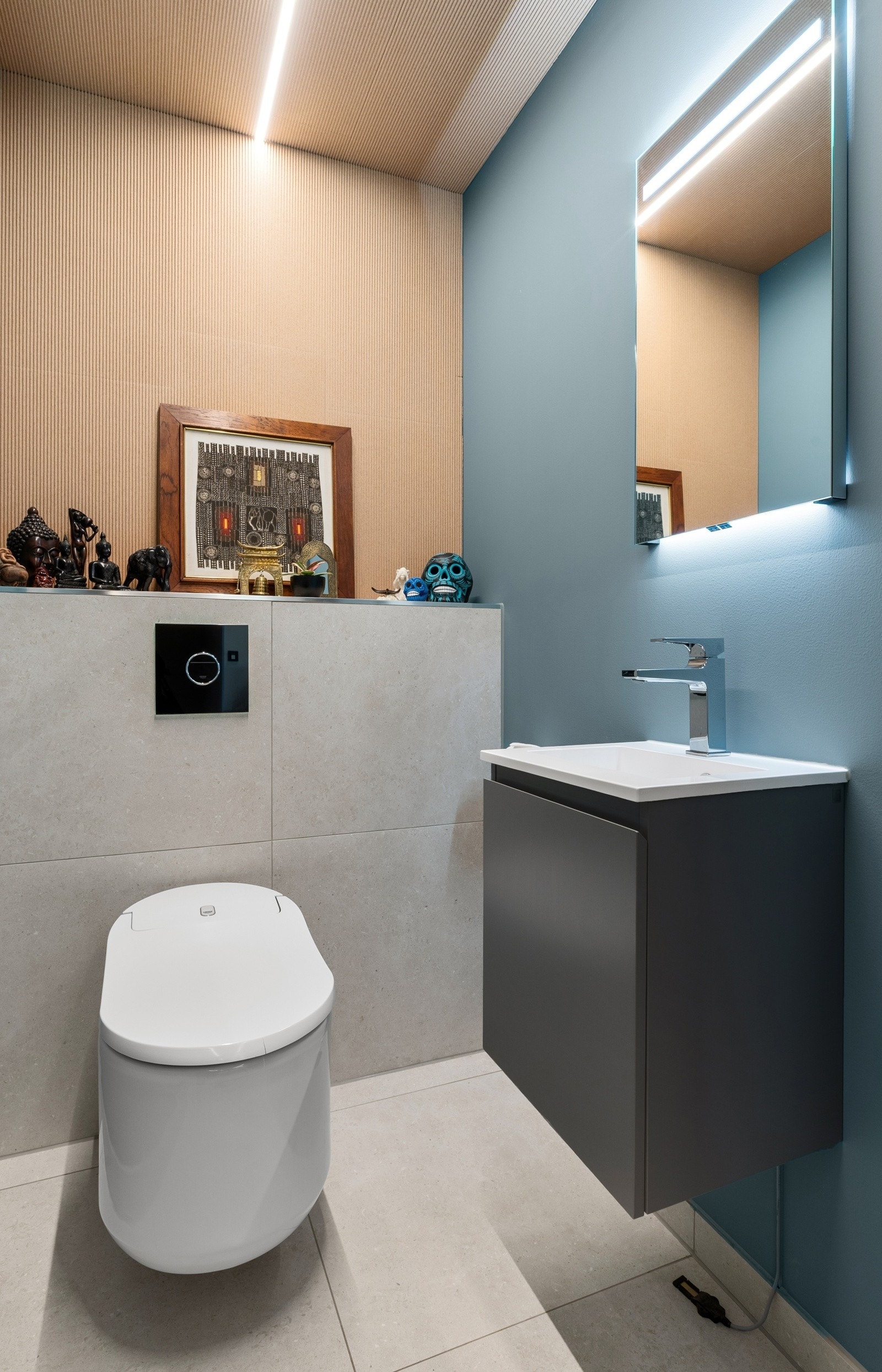 2. etasje: Gjestetoalett med Grohe WC med spylefunksjon etc. Sensorstyrt belysning med ledstripe i tak og speil med belysning som kan dimmes og endre fargetemperatur. Galleribilde