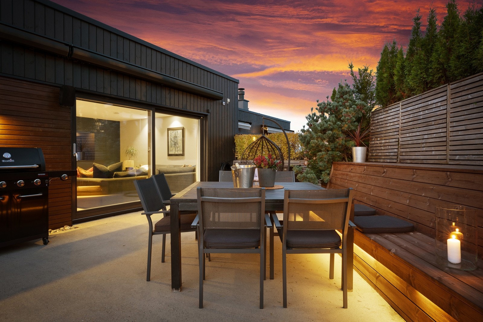 2. etasje: I tillegg er det plass til en stor sittegruppe. Store elektriske markiser dekker nesten hele uteplassen ved sterk sol, eller en liten regnskyll. Disse trekkes automatisk inn ved for sterk vind. Galleribilde