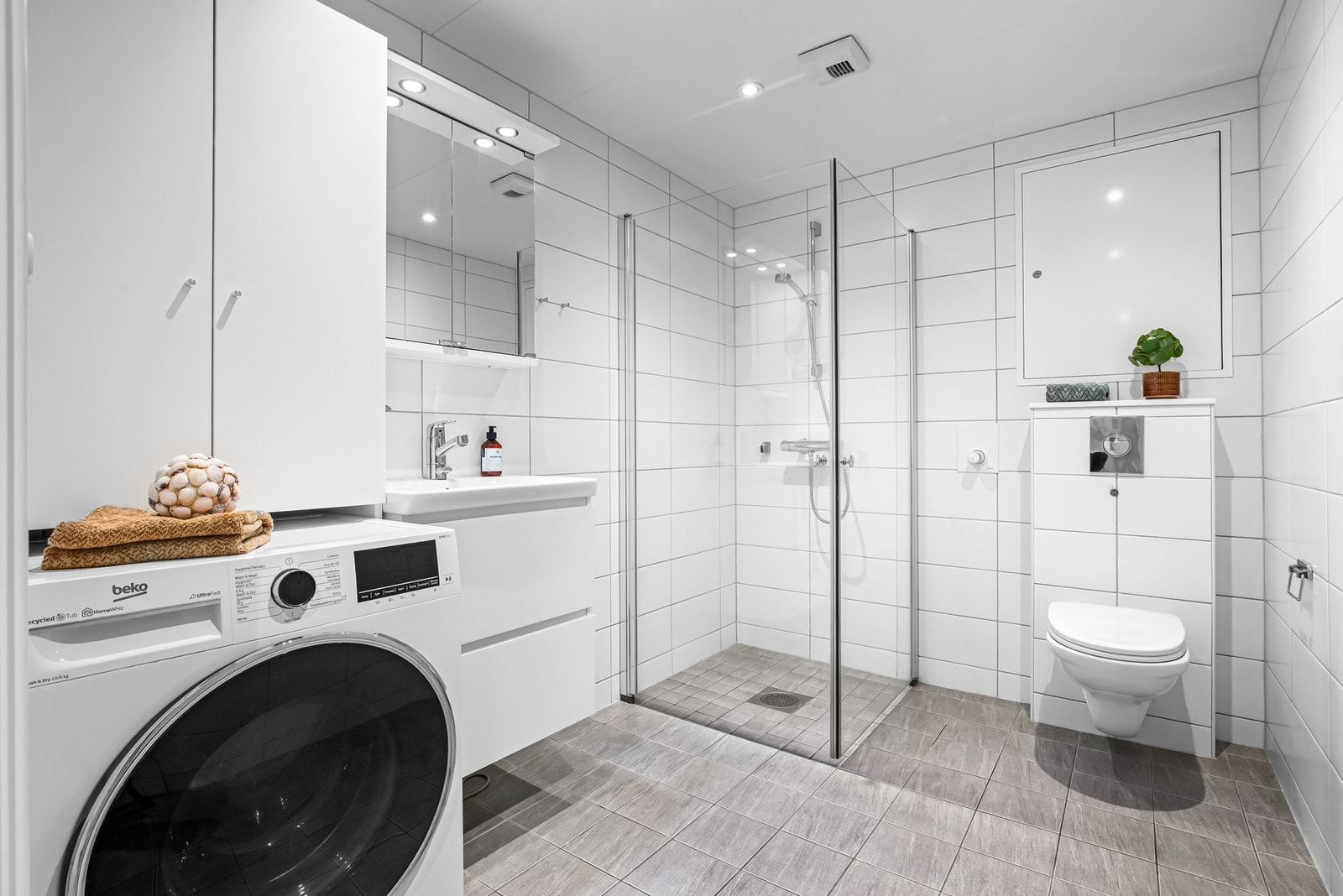 Badet er fra 2019 og fremstår som delikat med tidløse fliser på gulv og vegg samt vannbåren gulvvarme. Det er av romslig størrelse med plass til det du måtte trenge av baderomstilbehør. Galleribilde