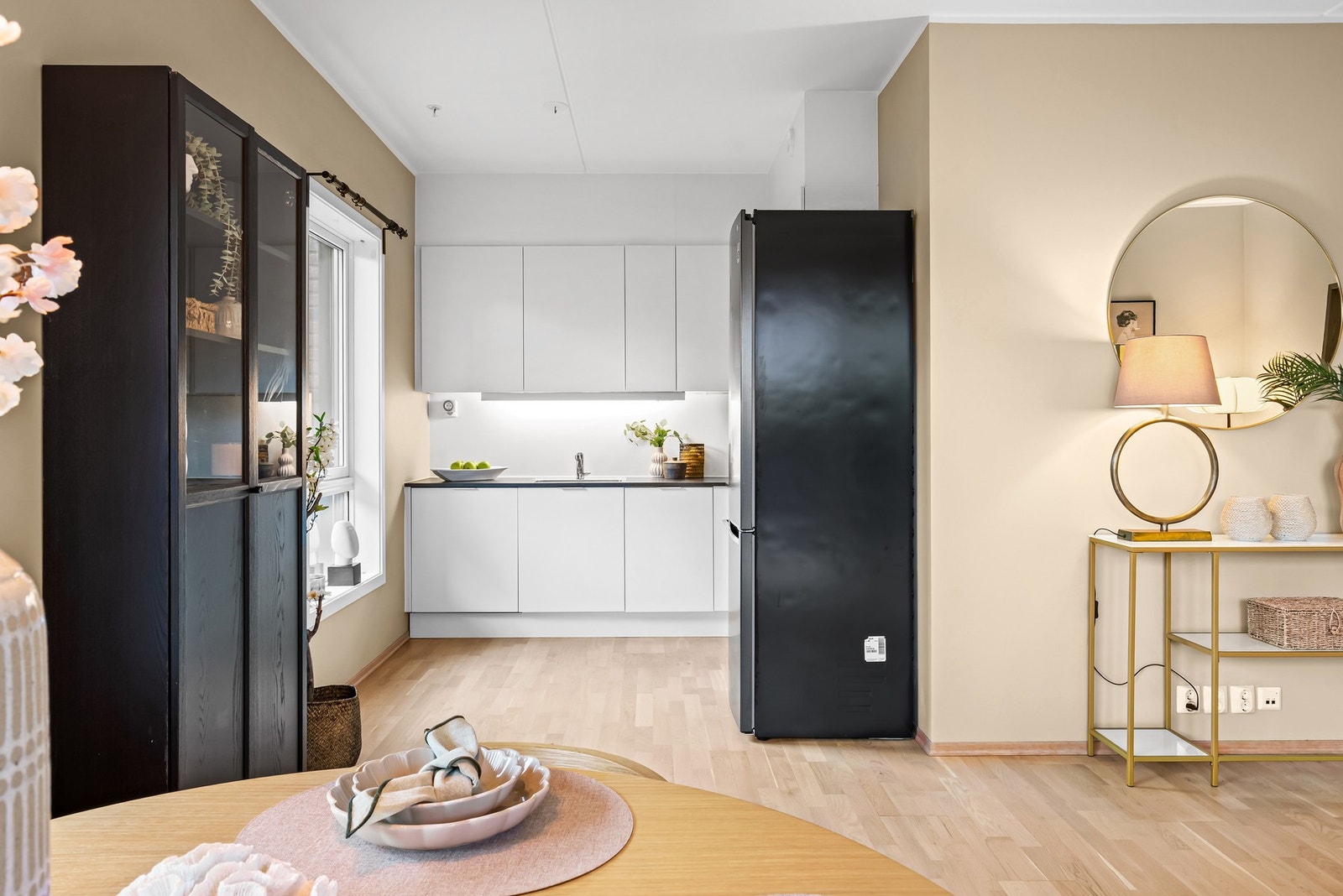 Kjøkkenet er fra byggeår, 2019, og er praktisk innredet med god benke- og skapplass. God utnyttelse gir rom for godt med arbeidsplass under matlagingen. Galleribilde