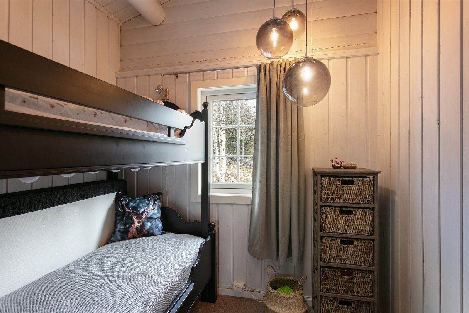 Soverom nr. 2 har køyeseng samt tilgang tll hems med ytterligere en sengeplass.
Totalt har hytten 9 sengeplasser Galleribilde