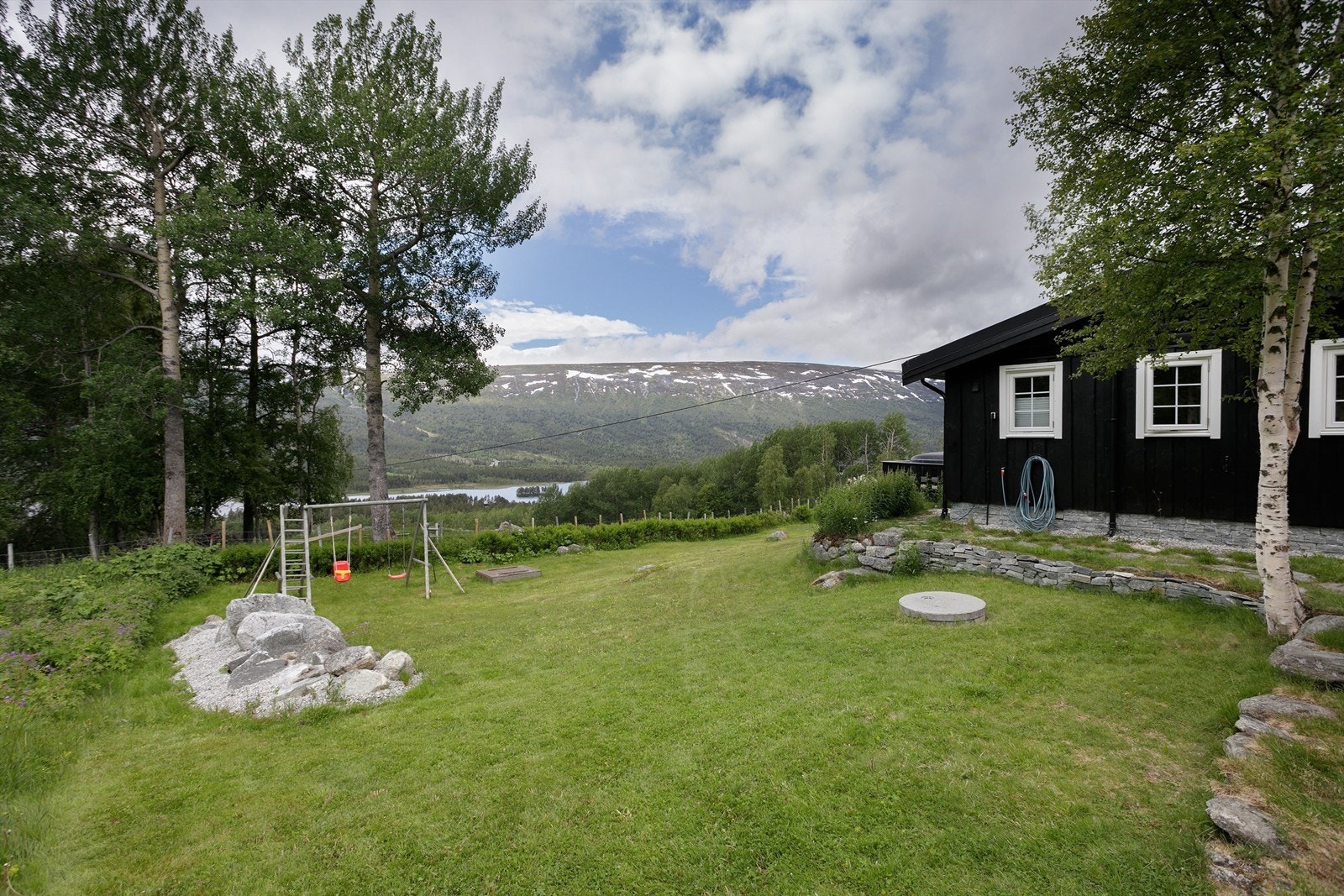 Flott opparbeidet og beplantet hage med gode muligheter for lek og morro Galleribilde