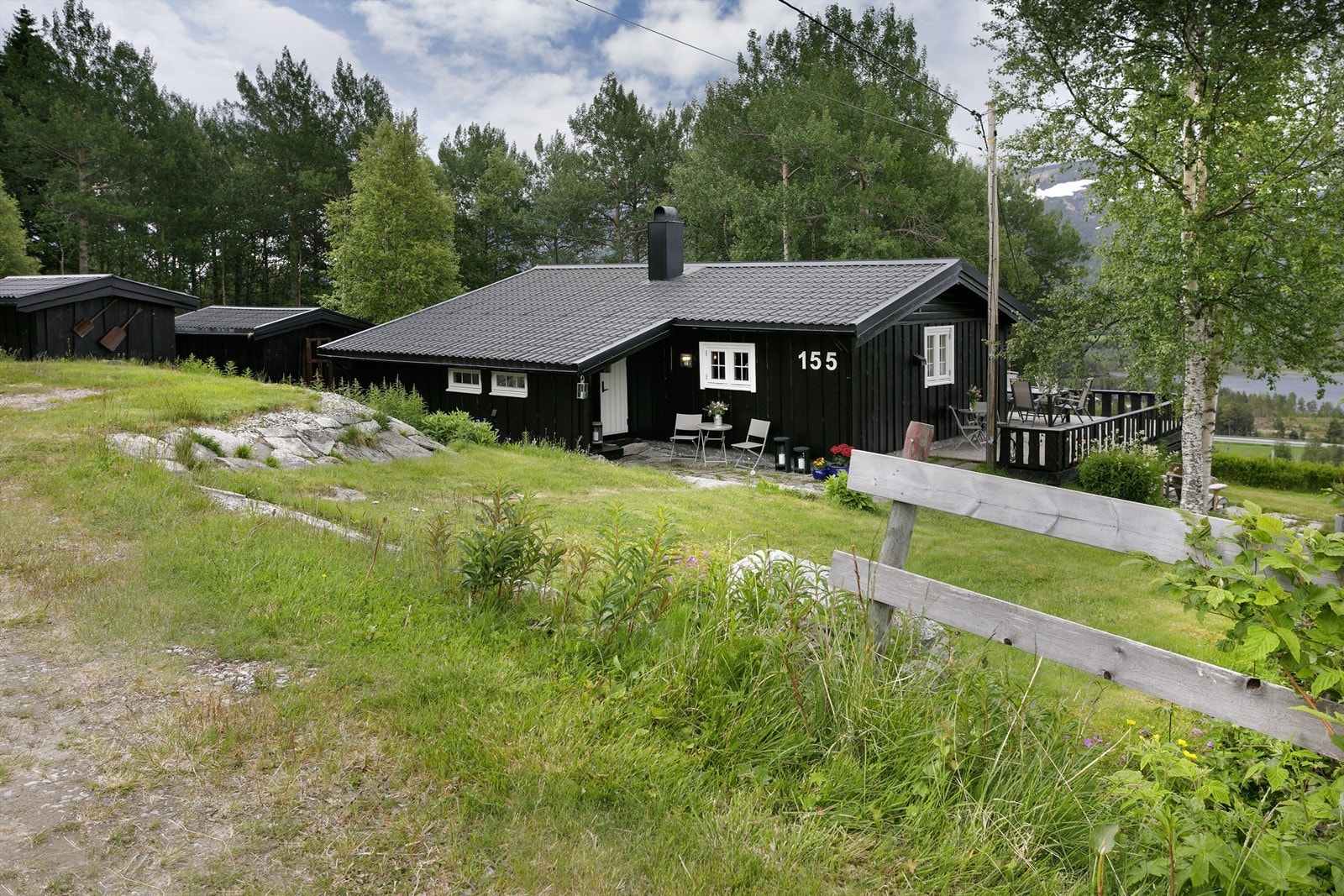 Adkomst mot nord med parkeringsplass på egen tomt Galleribilde