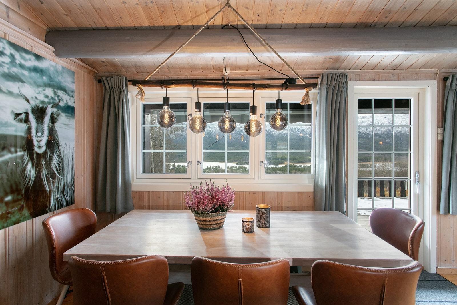 Spisestue med nydelig utsikt over Lesjaskogsvatnet Galleribilde