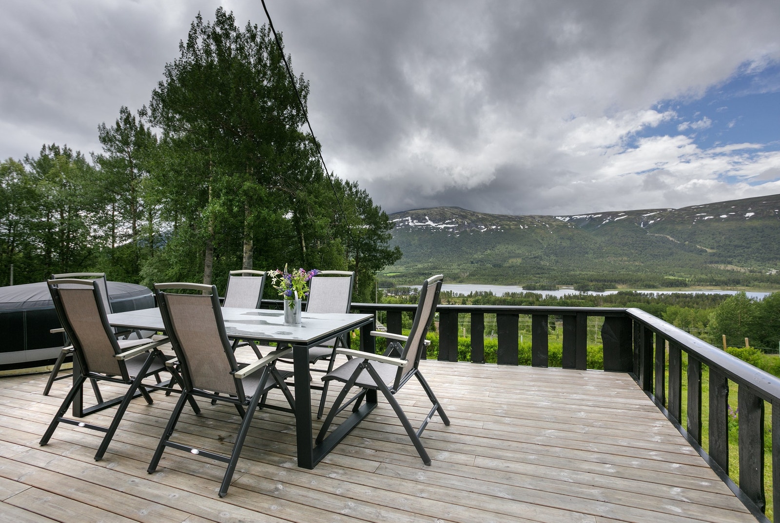 Stor og romslig terrasse med fantastisk utsikt. Dekke fornyet i 2022 med royalimpregnerte materialer Galleribilde