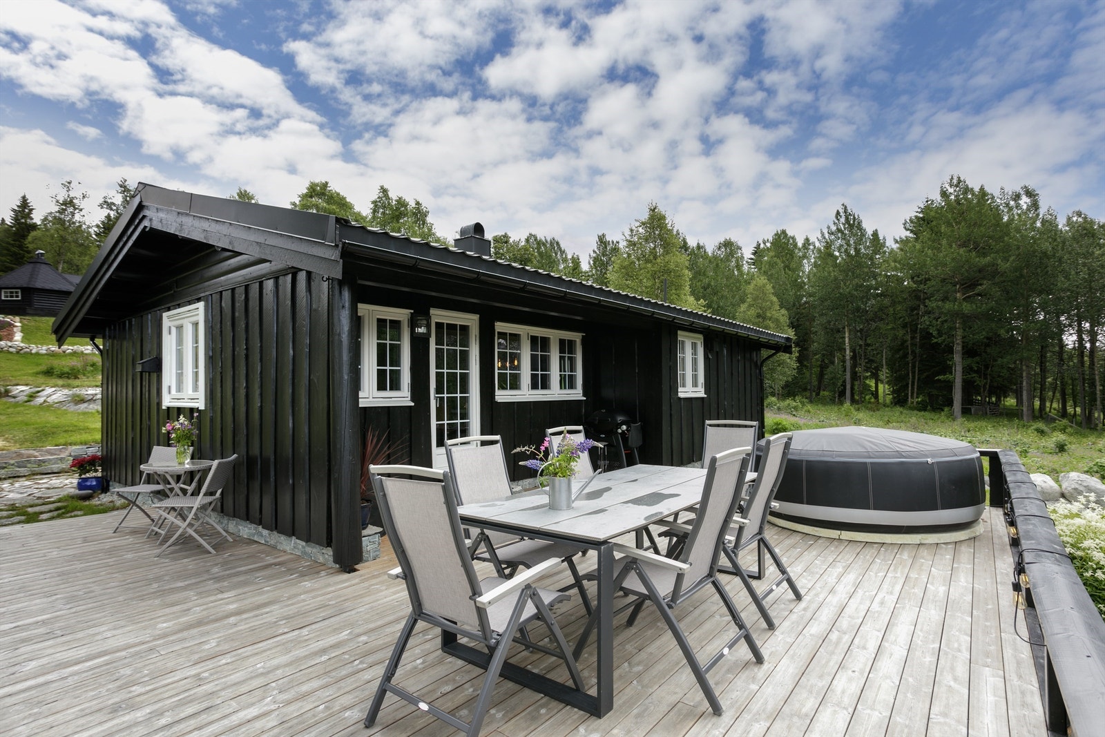 Stor tilbygget terrasse på 46 kvm med nytt terrassedekke i royalimpregnerte materialer fra 2022 Galleribilde