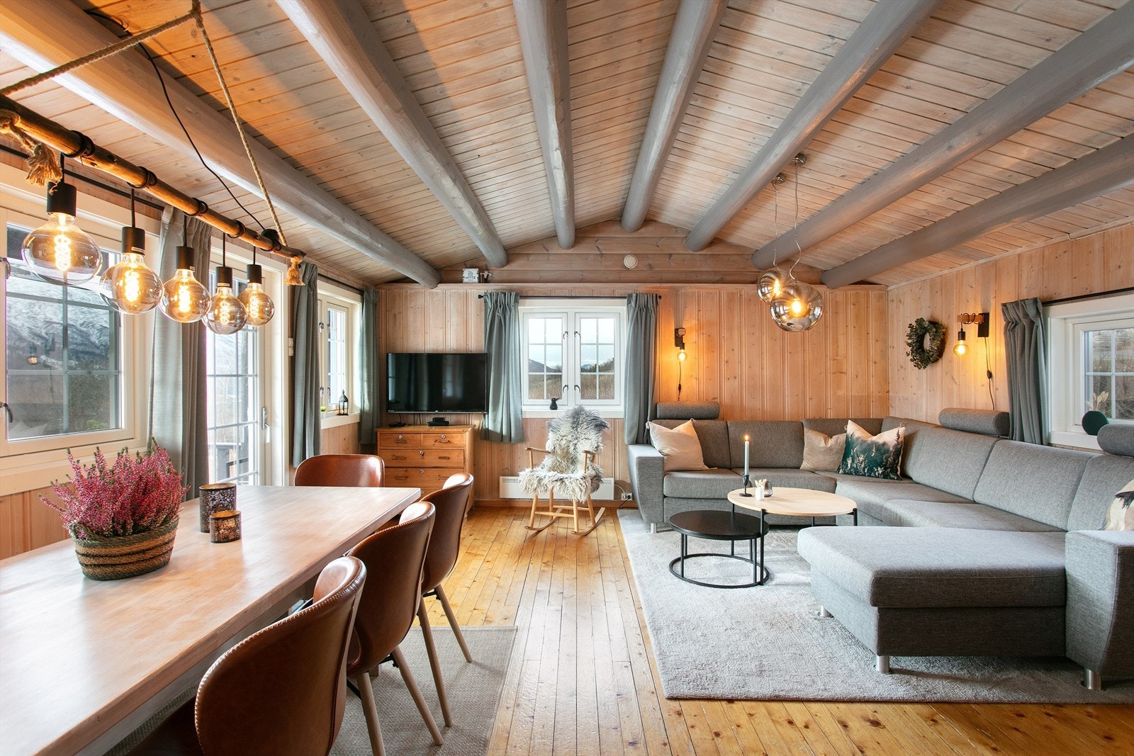 Stuen har åpen himling og god takhøyde. Utg. til sydvendt stor terrasse på 46 kvm Galleribilde