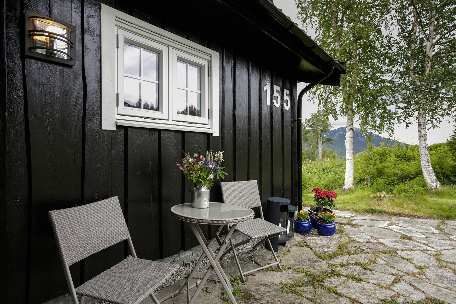 Koselig steinlagt uteplass ved inngangsparti Galleribilde