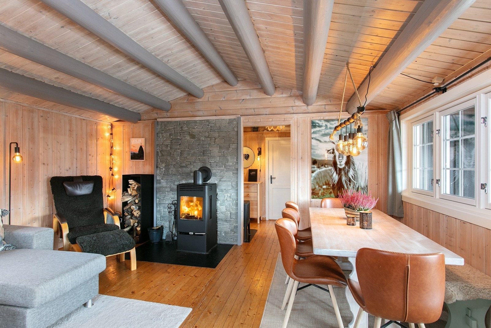 Koselig stue med god takhøyde og plass til sofagruppe og spisestue Galleribilde