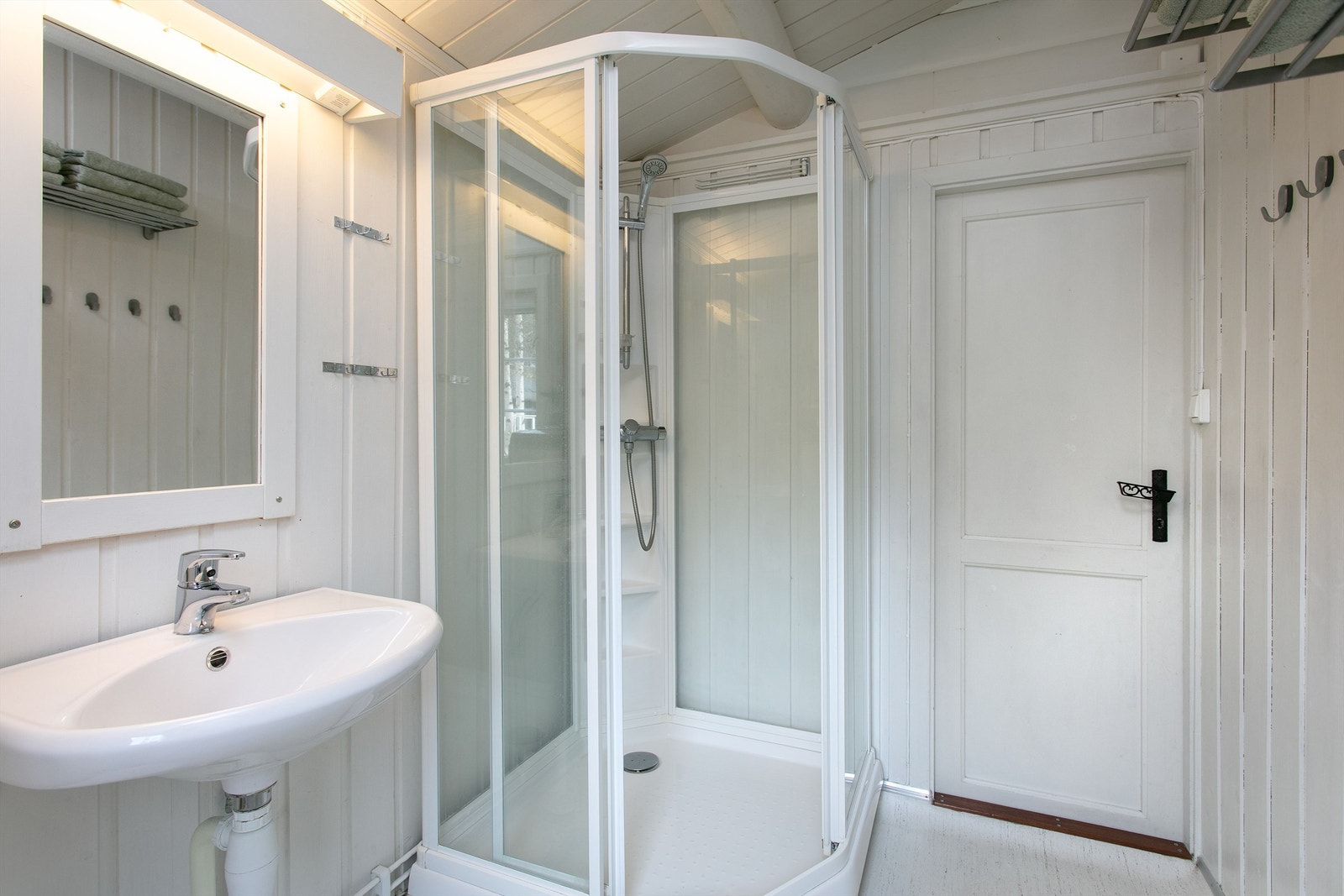 Servant, speil og dusjkabinett på bad Galleribilde