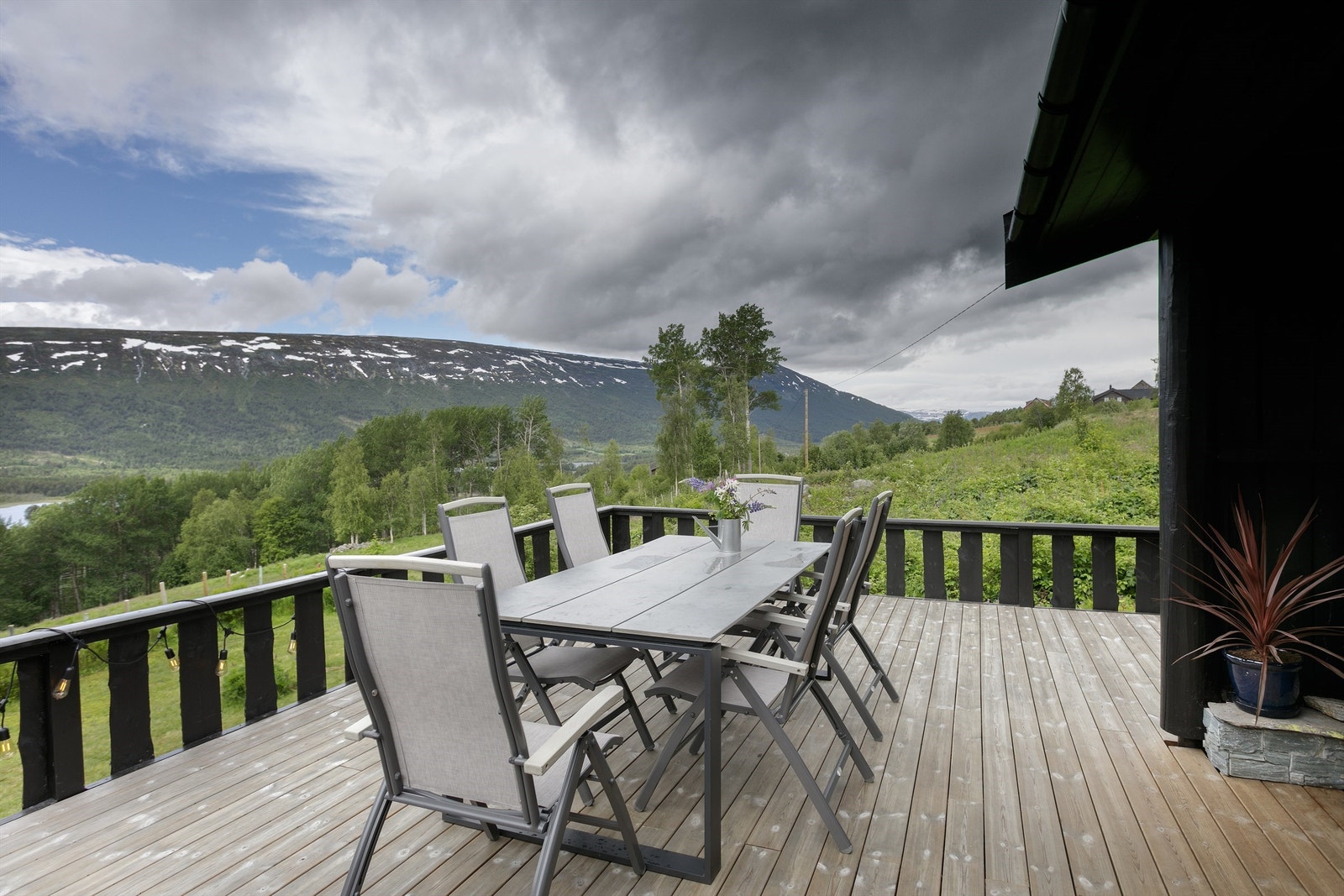 Terrassen er på ca. 46 kvm og har god plass til flere soner og godt sosialt samvær Galleribilde