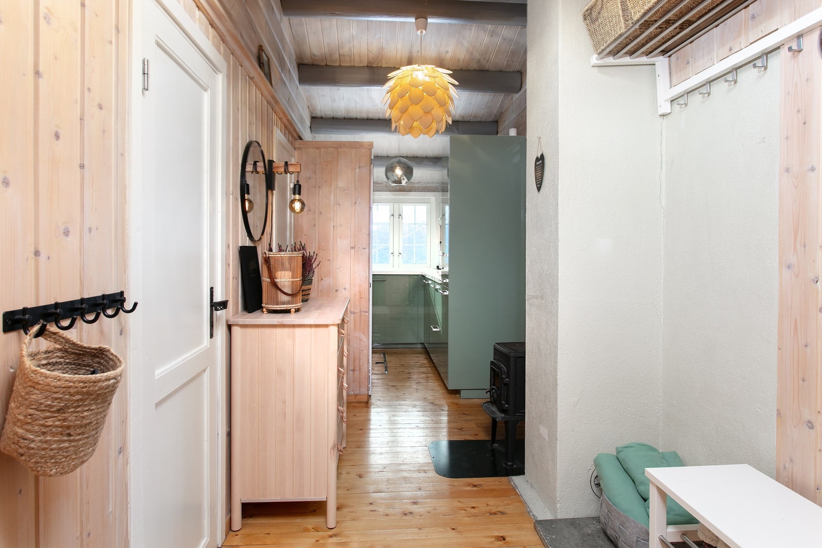 Vindfang/entre med gode oppbevaringsmuligheter for yttertøy og sko Galleribilde