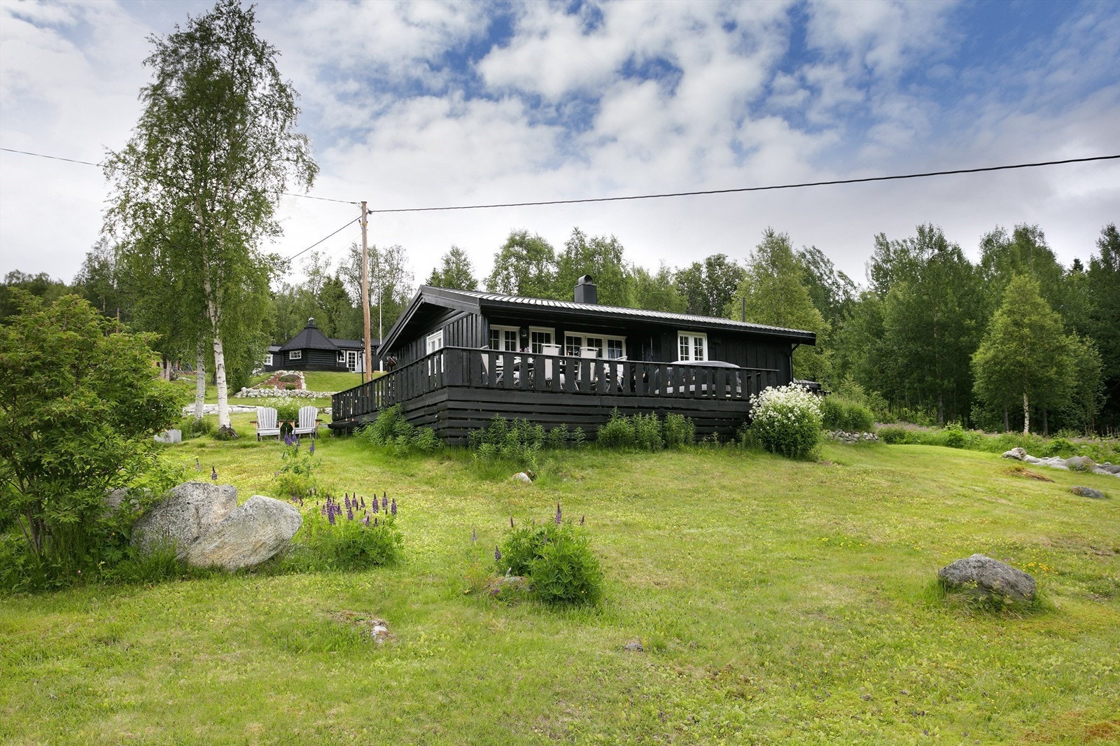 Tomten ligger i en sørendt helling med gode solforhold
Mot vest er Dosethbekken som gir en naturlig avgrensing og tilfører tomten et sjarmerende innslag av rennende vann. Galleribilde