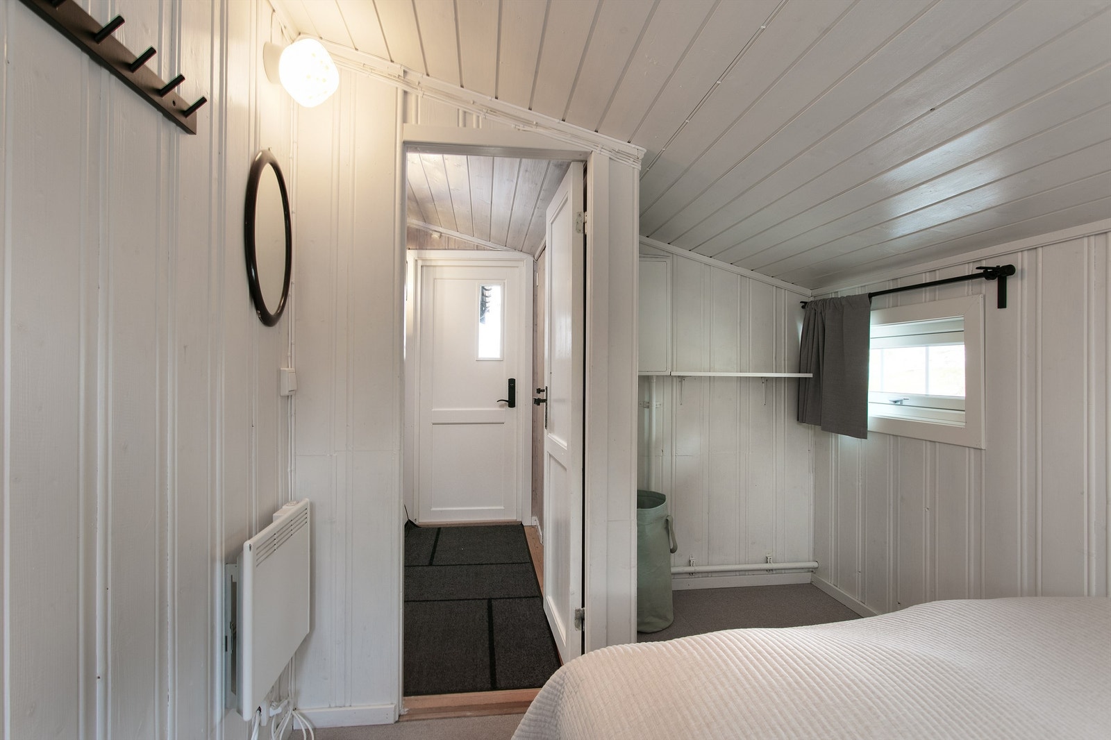 Soverom nr.1 har god plass til dobbeltseng samt plass til oppbevaring Galleribilde