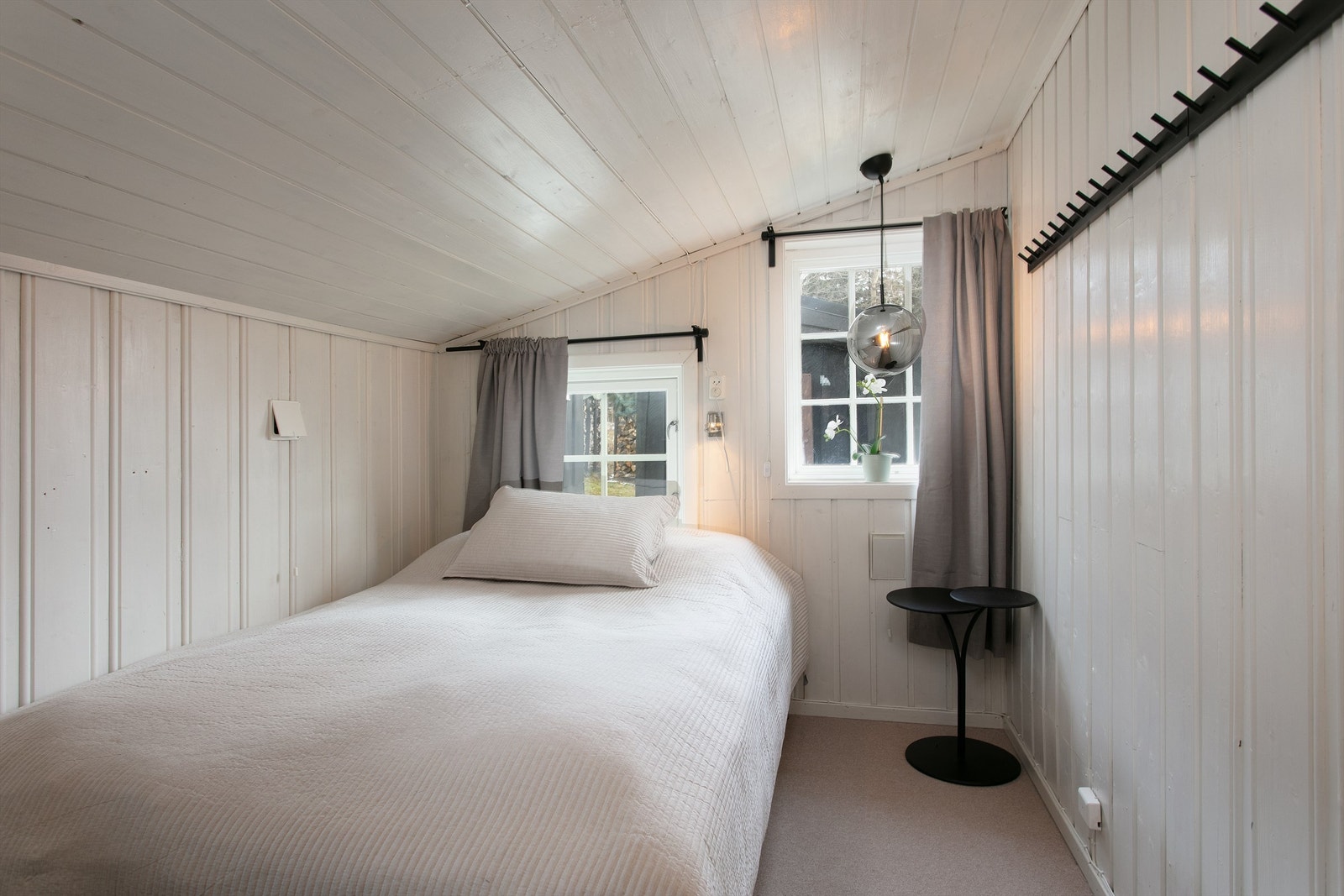 Soverom nr.1 har god plass til dobbeltseng samt plass til oppbevaring Galleribilde