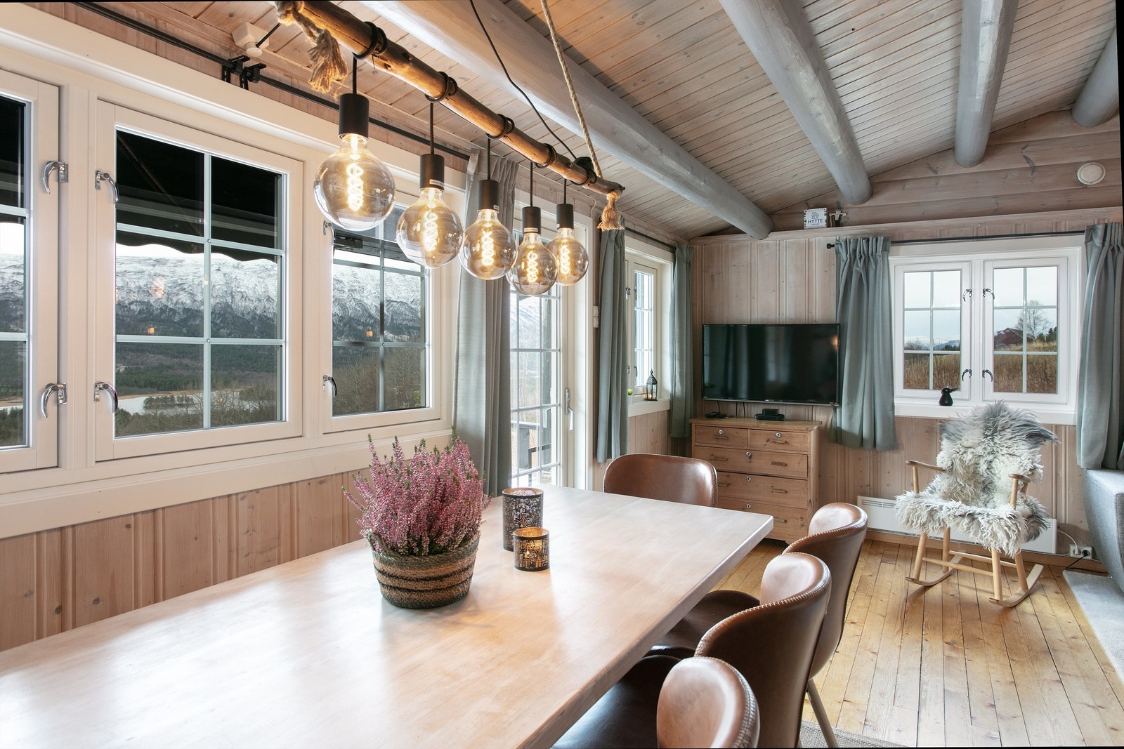 Utgang til terrasse mot syd. Spisestuen er plassert ved vindu - har kan man nyte gode måltider og nyte den flotte utsikten Galleribilde