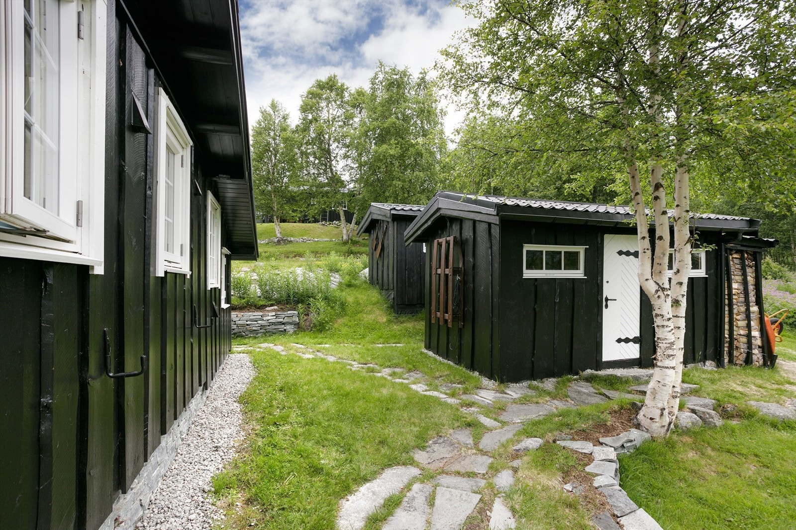 Det er 2 boder oppført i tomtens nordøstre hjørne Galleribilde