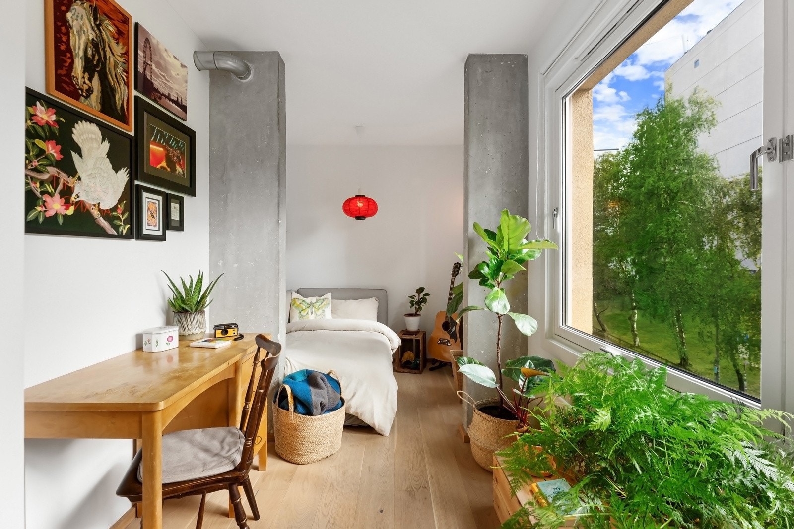 Nåværende eiere har benyttet dette som tv-stue med hjemmekontor, men rommet er tidligere også blitt brukt til soverom med åpen garderobeløsning Galleribilde