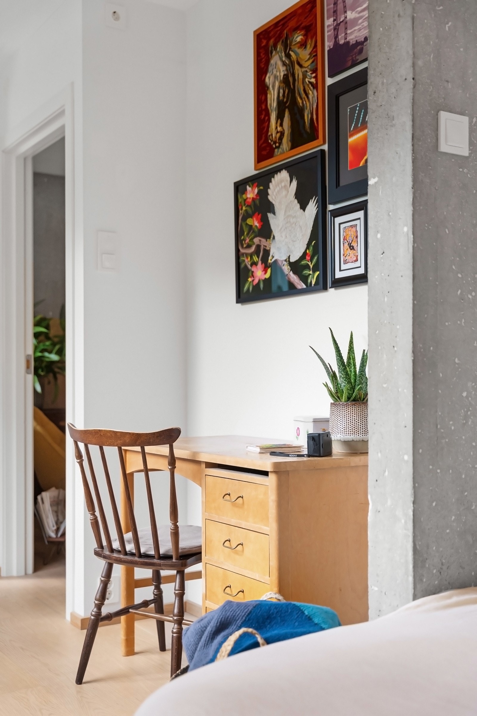 Begge leilighetens soverom er vendt ut mot rolig gate Galleribilde