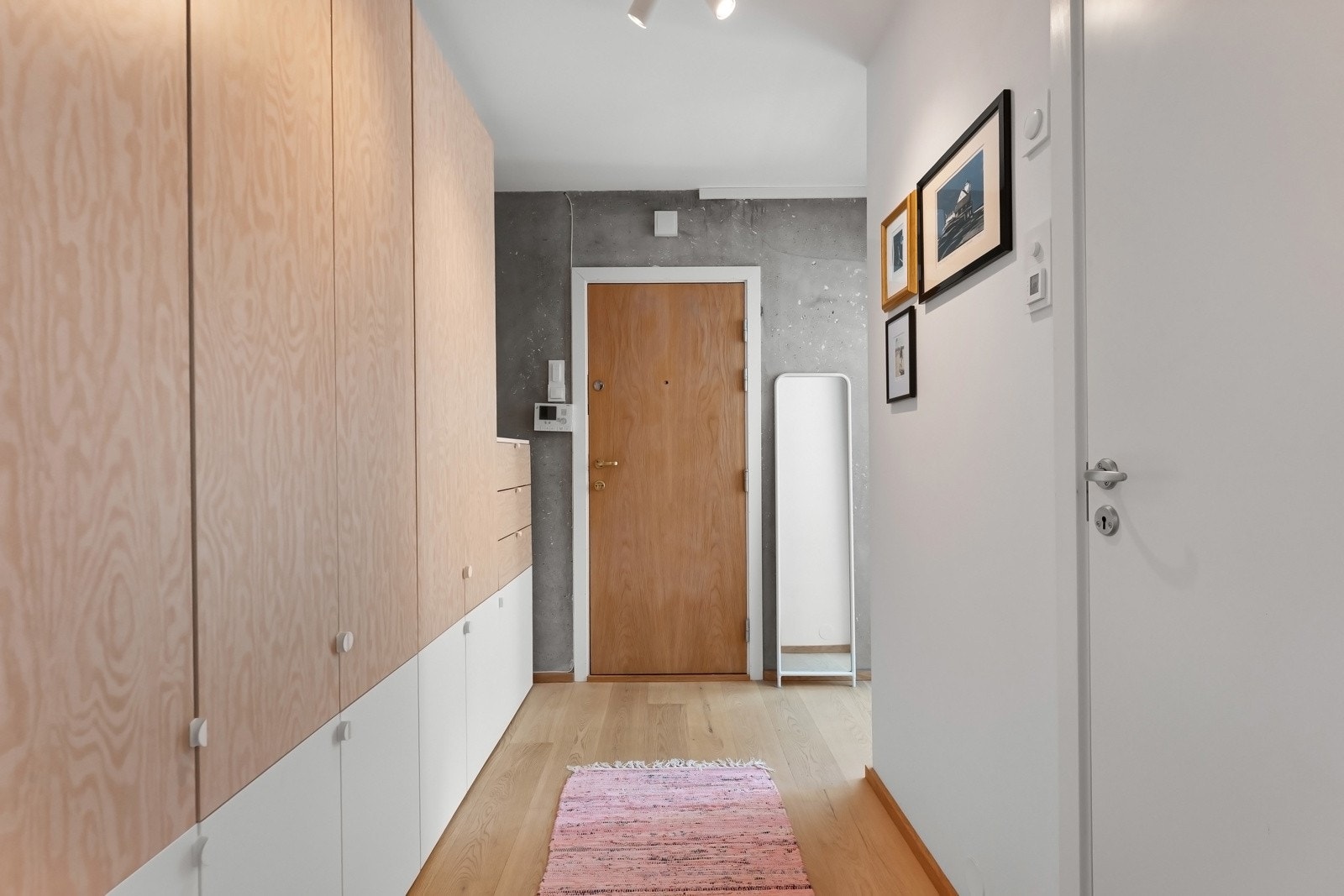 Inngangsparti med stort garderobeskap og plass til ytterligere oppbevaringsløsning. Direkte adkomst til hovedsoverom, bad og stue/kjøkken fra entré. Velkommen hjem! Galleribilde