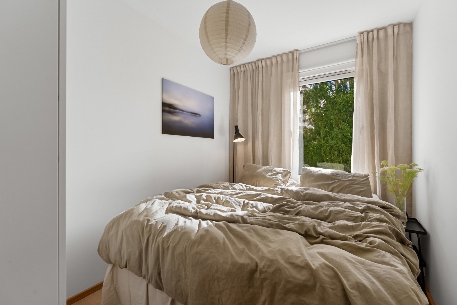 Hovedsoverommet har god plass til dobbeltseng, nattbord og medfølgende garderobeskap Galleribilde