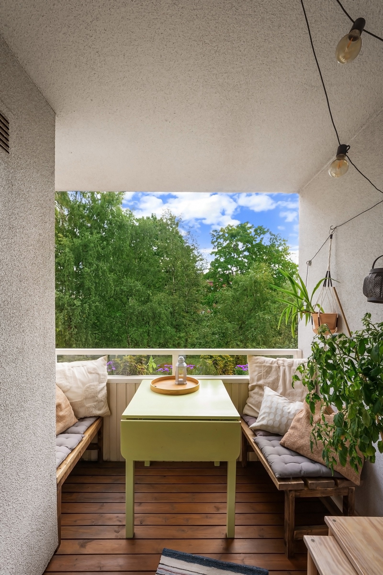 Balkongen er overbygget, og kan derfor brukes i all slags vær Galleribilde