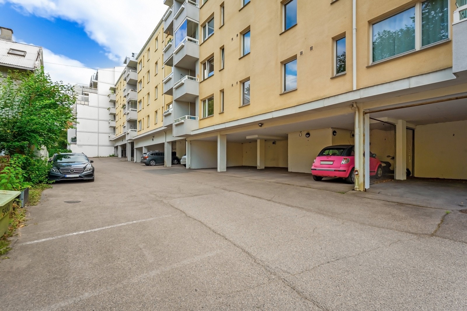 Borettslaget har p-plasser som leies ut etter ventelister, hvor beboerne blir prioritert fremfor eksterne leietakere. Se salgsoppgave for mer informasjon rundt dette Galleribilde