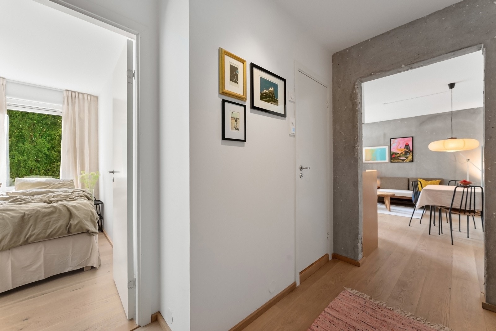 Videre følger leilighetens hovedsoverom Galleribilde