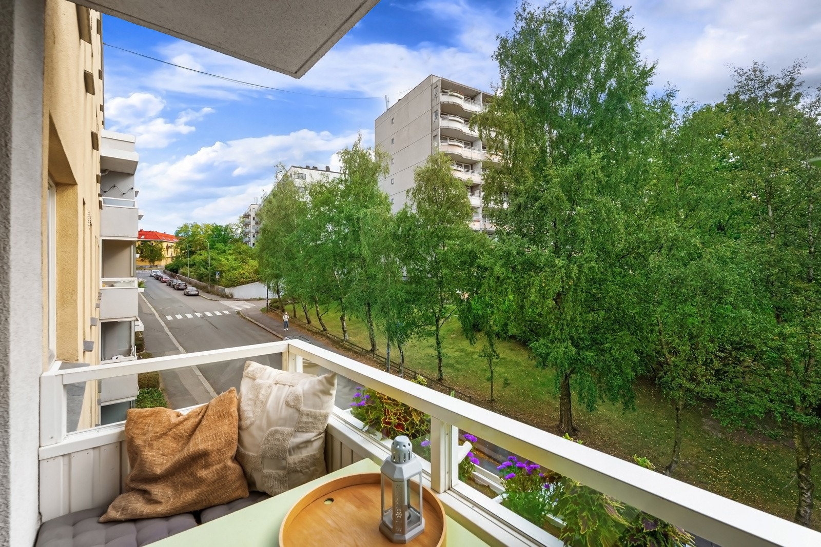 Balkongen er tidligere omtalt som ''Oslos største lille balkong'' av nåværende eiers gjester, hvor de på hyggelige kvelder har vært opp til 10 stk her ute Galleribilde