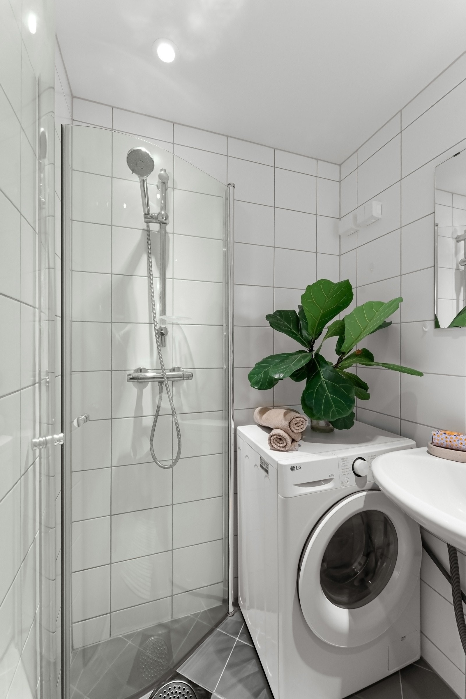 Opplegg for vaskemaskin på baderommet. Når bad ble renovert i regi av borettslaget, ble også soilrørene utbedret Galleribilde