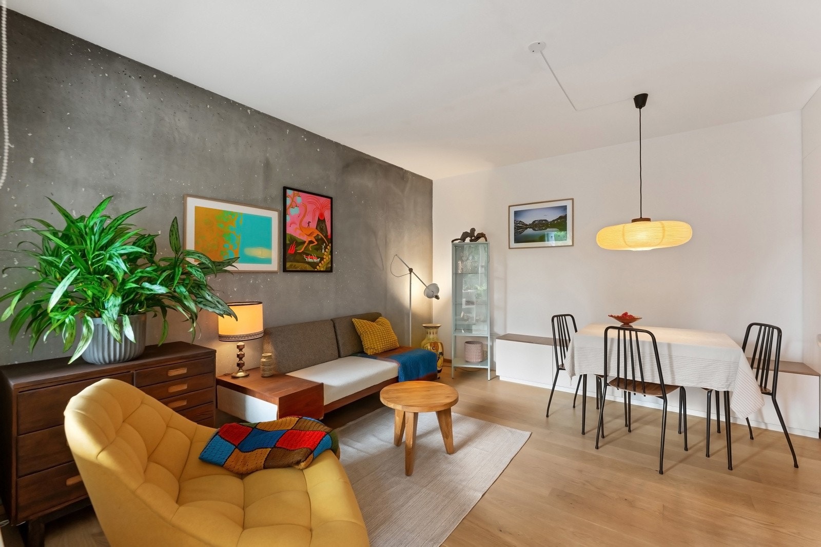 Vegghengt benk ved kjøkkeninnredning som byr på både sitteplasser og praktisk oppbevaring, med plass til ytterligere oppbevaringsmøblement ved behov Galleribilde