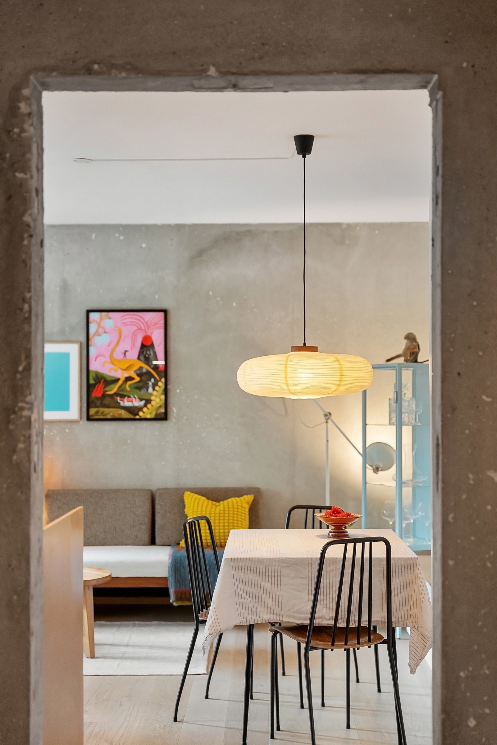 De eksponerte betongveggene gir leiligheten et unikt preg Galleribilde