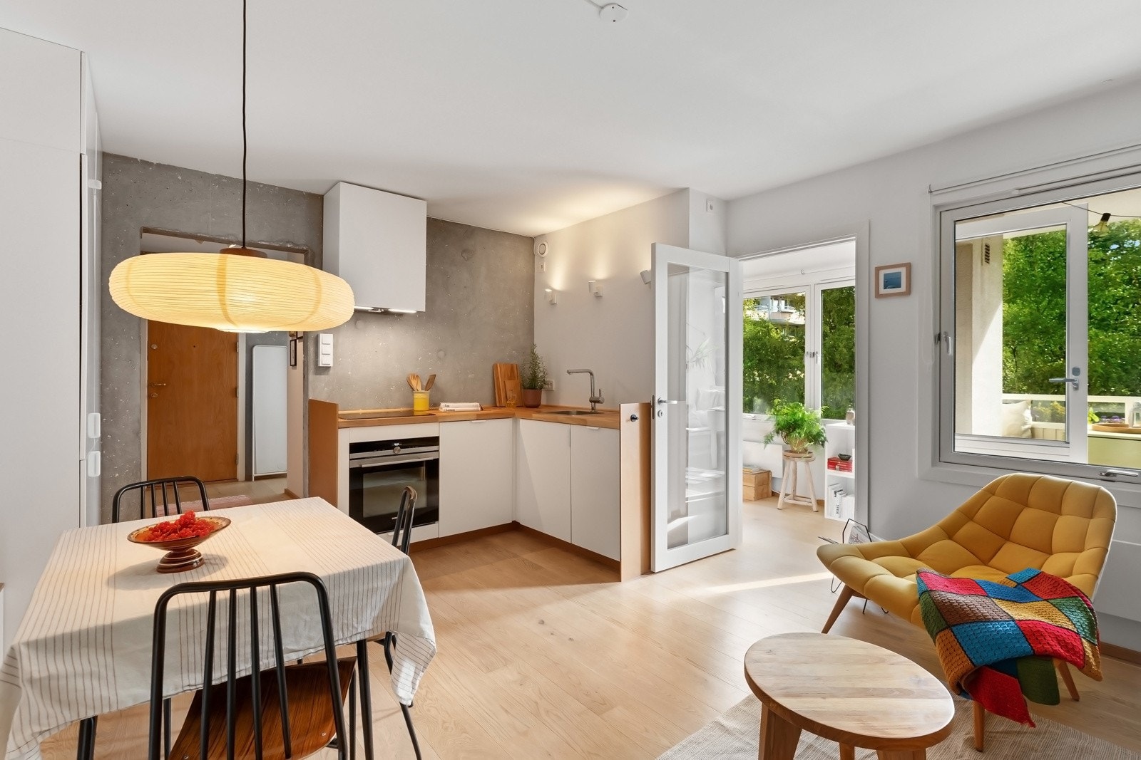 Leiligheten ligger i byggets i 3. etasje og byr på meget god planløsning. Noen av boligens mange kvaliteter er vegger av pusset betong, 2 fine soverom, usjenert balkong og god garderobeplass Galleribilde