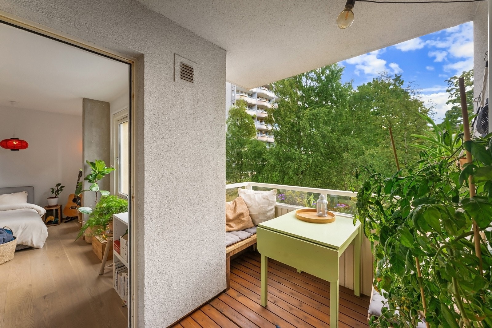 Leiligheten byr på moderne arkitektur med fokus på naturlige materialer, kombinert med smarte løsninger og godt lysinnslipp Galleribilde