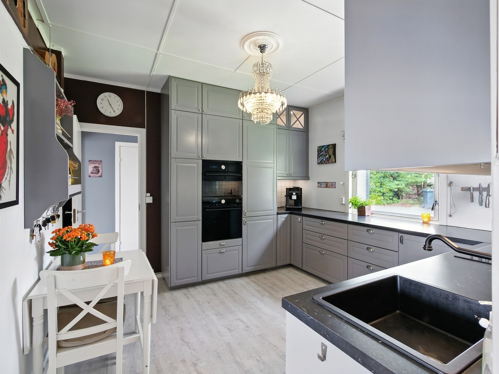 Det er doble integrerte stekeovner, en kombinert med dampfunksjon og en kombinert med mikro. Rikelig med benk og skapplass. Galleribilde