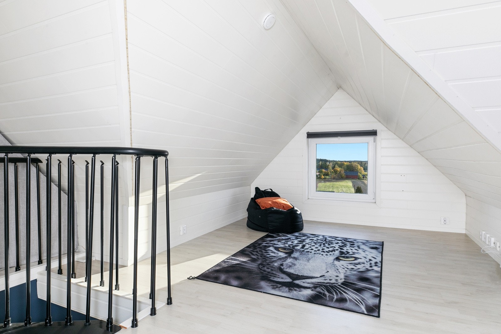 Innredet rom på loft benyttes av selger som Spillrom/TV-stue og som sovehems. Det gjøres oppmerksom på at dette er rom som ikke er godkjent for beboelse Galleribilde