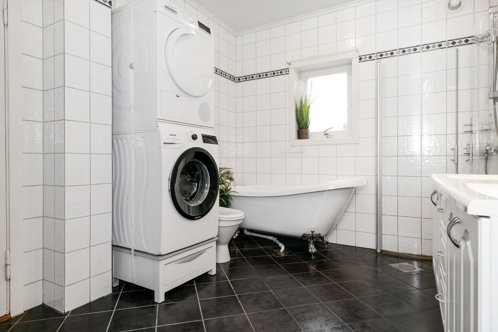 Flislagt bad i 1. etasje med varmekabler Galleribilde