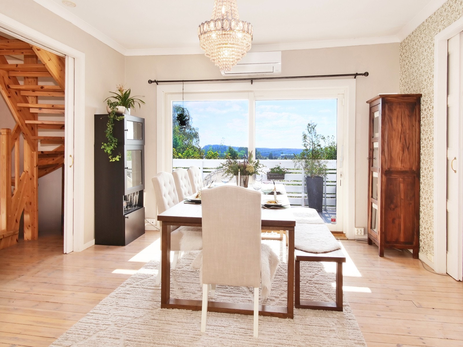 Hyggelig og romslig spisestue i boligens 1. etasje Galleribilde