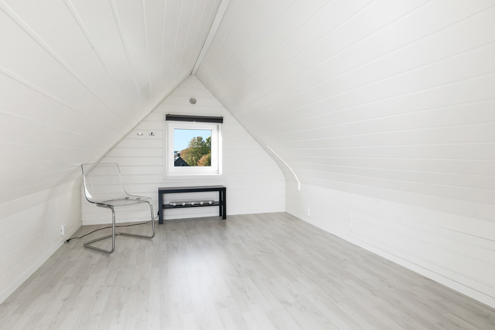 Innredet rom på loft benyttes av selger som sovehems. Det gjøres oppmerksom på at dette er rom som ikke er godkjent for beboelse. Galleribilde