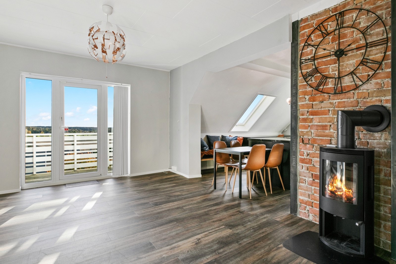 Rommet byr på en lun og deilig peisovn Galleribilde