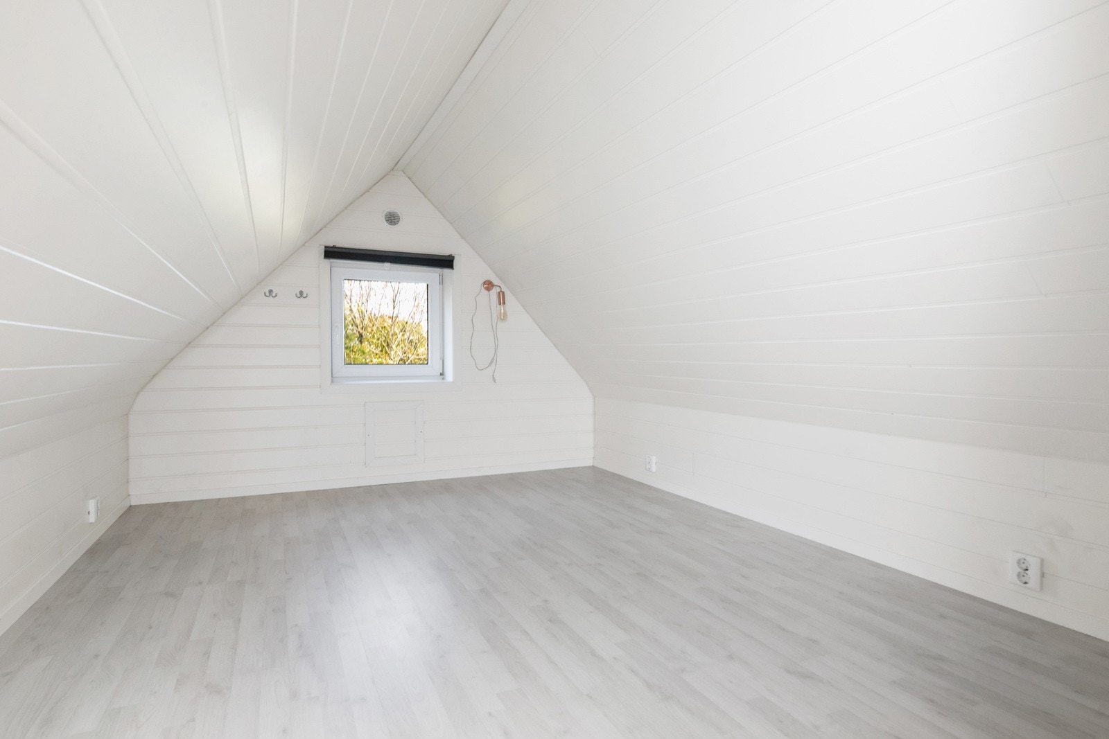 Innredet rom på loft benyttes av selger som sovehems. Det gjøres oppmerksom på at dette er rom som ikke er godkjent for beboelse. Galleribilde