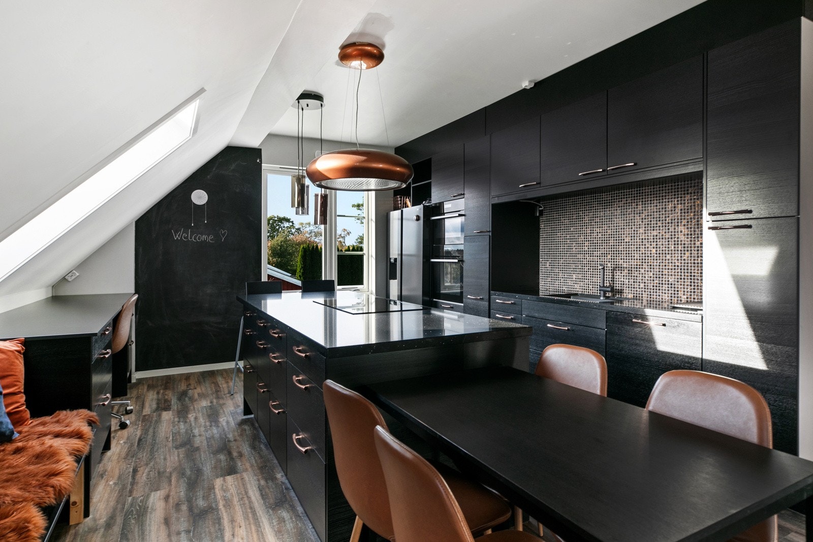 Det er en hyggelig spisegruppe i tilknytning til kjøkkenøyen Galleribilde