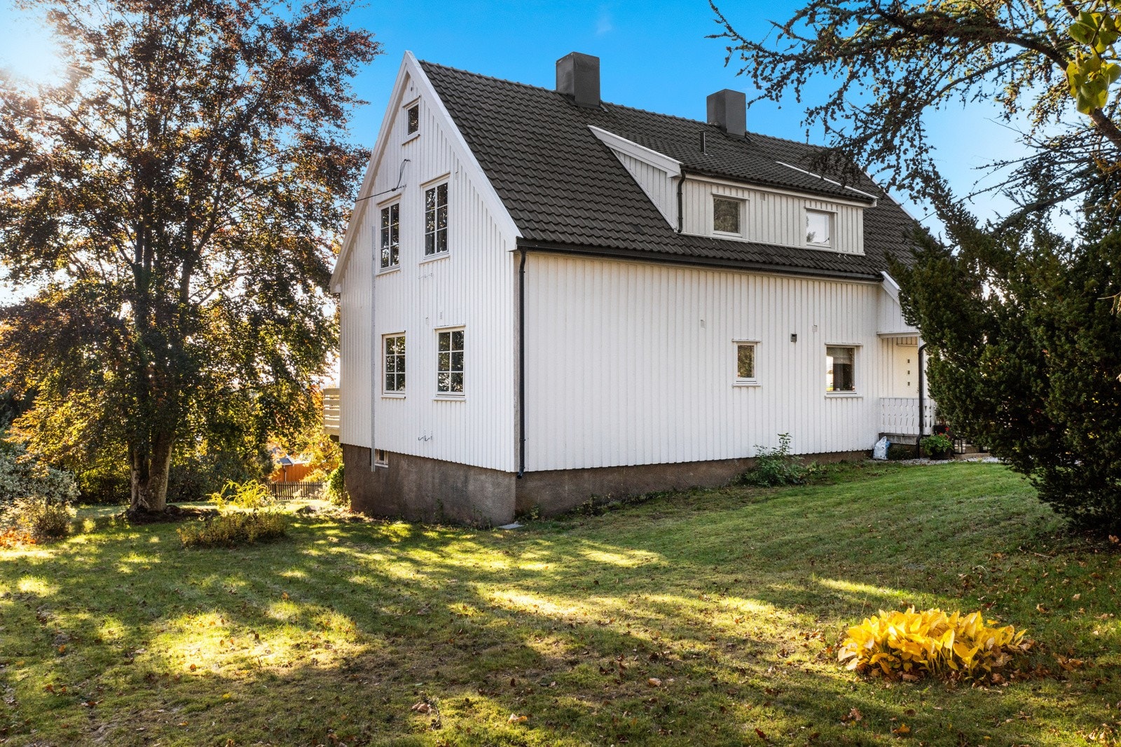 Taket ble vasket og impregnert i fjor alle råtne bord skiftet ut på bordkledning og hele huset malt. Galleribilde