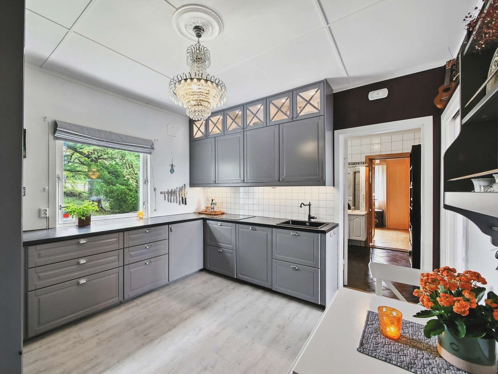 Innholdsrik og pent kjøkken i i 1. etasje - Kjøkkenet ble oppusset i 2021 Galleribilde