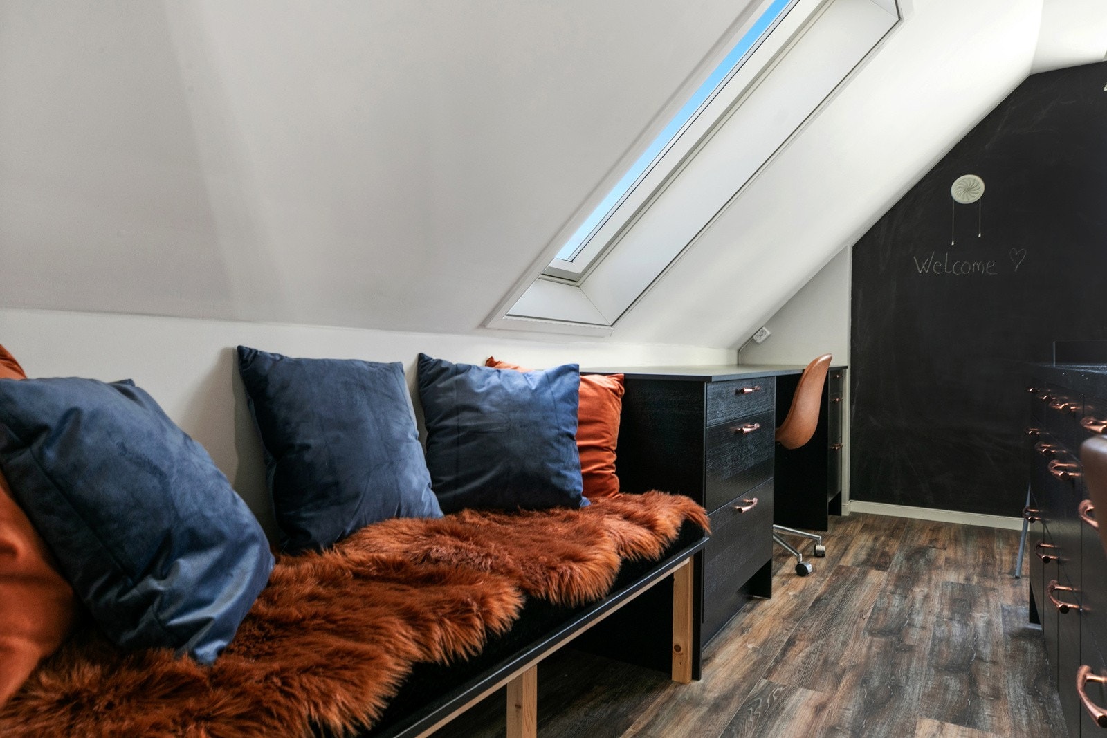 En praktisk innebygget sofabenk på kjøkkenet og kontorplass. Sort tavlemaling på kortveggen! Galleribilde